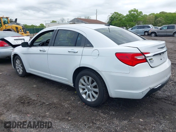 2013 Chrysler 200 Limited with VIN 1C3CCBCG1DN569199, listed as a IAAI auction lot 39458905 with 180,997 mi miles. Bid and sale history available at carsss.com. Image 3.