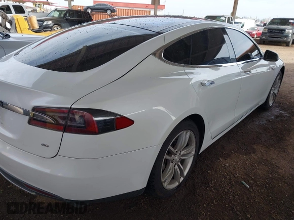 2013 Tesla Model S с VIN 5YJSA1CG8DFP22036, выставлен на аукционе IAAI как лот 41886249 с пробегом 125 477 миль миль и . История ставок и продаж доступна на DreamBid. Изображение 4.