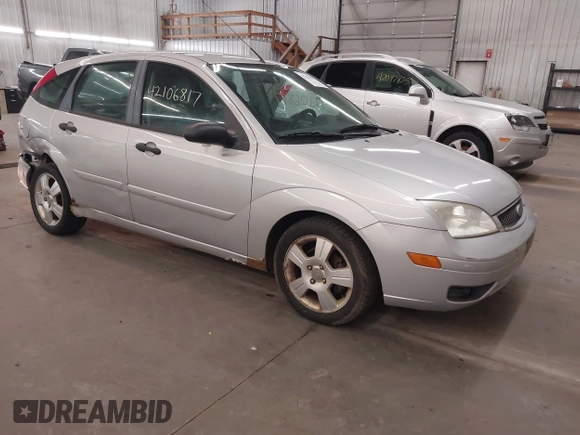 2005 Ford Focus S with VIN 3FAFP37N15R138393, listed as a IAAI auction lot 42106817 with 144,047 mi miles and . Bid and sale history available at carsss.com. Image 1.