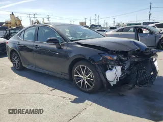 2025 Toyota Camry LE z VIN 4T1DAACK8SU101697, wystawiony jako Copart lot #47858965 z przebiegiem 8 897 mil mil oraz Szkoda całkowita • Salvage title. Historia ofert i sprzedaży dostępna na DreamBid. Obrazek 4.