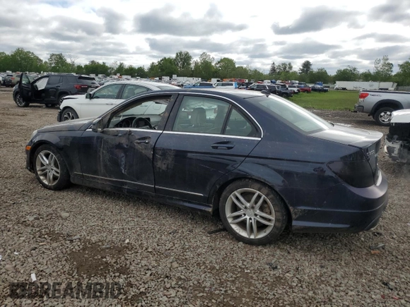 2013 Mercedes-Benz C 300 Sport z VIN WDDGF8AB6DR300385, wystawiony jako Copart lot #57798695 z przebiegiem 131 612 mil mil oraz Szkoda całkowita • Salvage title. Historia ofert i sprzedaży dostępna na DreamBid. Obrazek 2.