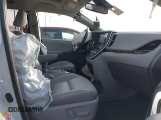 2018 Toyota Sienna XLE Auto Access Seat with VIN 5TDYZ3DC0JS902001, listed as a IAAI auction lot 41197210 with 99,018 mi miles. Bid and sale history available at carsss.com. Image 5.