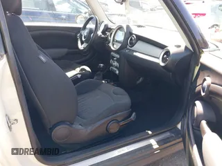 2008 MINI Hardtop with VIN WMWMF33598TU66736, listed as a IAAI auction lot 42118994 with 136,569 mi miles and . Bid and sale history available at DreamBid. Image 5.