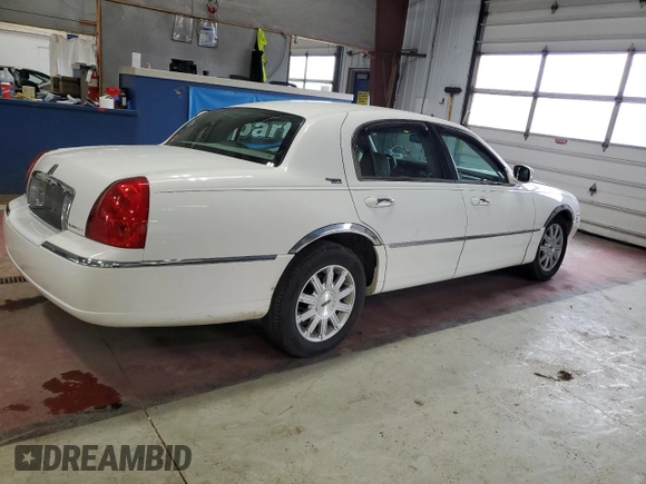 2007 Lincoln Town Car Signature Limited z VIN 1LNHM82WX7Y628758, wystawiony jako Copart lot #55057565 z przebiegiem 101 057 mil mil oraz Szkoda całkowita • Salvage title. Historia ofert i sprzedaży dostępna na DreamBid. Obrazek 3.