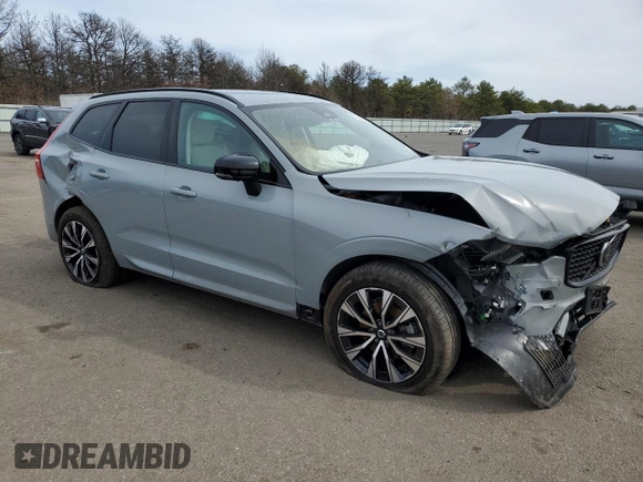 2024 Volvo XC60 Plus Dark Theme z VIN YV4L12RL3R1710498, wystawiony jako Copart lot #51565325 z przebiegiem 18 939 mil mil oraz Szkoda całkowita • Salvage title. Historia ofert i sprzedaży dostępna na DreamBid. Obrazek 4.