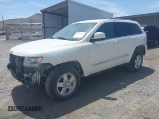 2011 Jeep Grand Cherokee Laredo z VIN 1J4RR4GG7BC555983, wystawiony jako IAAI lot #42361563 z przebiegiem 50 153 mil mil oraz . Historia ofert i sprzedaży dostępna na DreamBid. Obrazek 2.