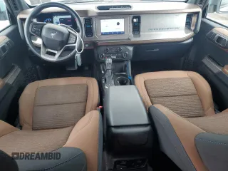 2023 Ford Bronco z VIN 1FMEE5DP9PLB17477, wystawiony jako Copart lot #58829615 z przebiegiem 22 069 mil mil oraz Szkoda całkowita • Salvage title. Historia ofert i sprzedaży dostępna na DreamBid. Obrazek 8.