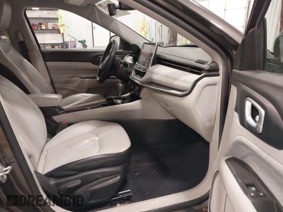 2022 Jeep Compass Latitude z VIN 3C4NJCBB1NT228814, wystawiony jako IAAI lot #41420501 z przebiegiem 36 993 mil mil oraz . Historia ofert i sprzedaży dostępna na DreamBid. Obrazek 5.