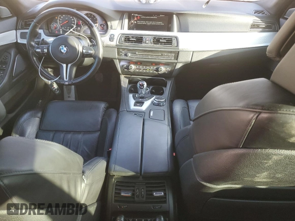 2015 BMW M5 z VIN WBSFV9C52FD594673, wystawiony jako Copart lot #77460894 z przebiegiem 131 755 mil mil oraz Czysty tytuł • Clean title. Historia ofert i sprzedaży dostępna na DreamBid. Obrazek 8.