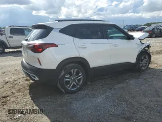 2023 Kia Seltos S z VIN KNDEU2AA6P7433546, wystawiony jako Copart lot #56454695 z przebiegiem 42 935 mil mil oraz Szkoda całkowita • Salvage title. Historia ofert i sprzedaży dostępna na DreamBid. Obrazek 3.