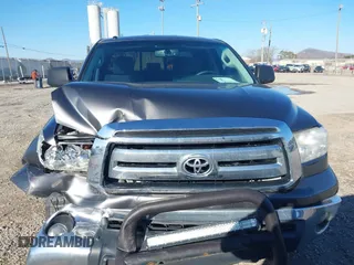 2013 Toyota Tundra z VIN 5TFRM5F18DX062669, wystawiony jako IAAI lot #41492200 z przebiegiem 100 531 mil mil oraz . Historia ofert i sprzedaży dostępna na DreamBid. Obrazek 12.