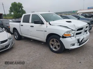 2012 Ram 1500 Express z VIN 1C6RD7KT6CS319124, wystawiony jako IAAI lot #42425383 z przebiegiem 72 877 mil mil oraz . Historia ofert i sprzedaży dostępna na DreamBid. Obrazek 1.