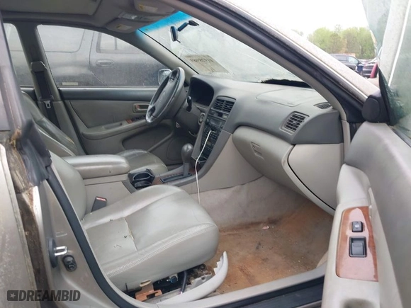1997 Lexus ES 300 Luxury Sport Sdn with VIN JT8BF22G6V5005886, listed as a IAAI auction lot 41928969 with 264,840 mi miles. Bid and sale history available at carsss.com. Image 5.