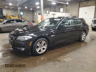 2013 BMW 5 Series 528i xDrive z VIN WBAXH5C53DD112105, wystawiony jako Copart lot #57994535 z przebiegiem 159 066 mil mil oraz Szkody całkowita. Historia ofert i sprzedaży dostępna na DreamBid. Obrazek 1.