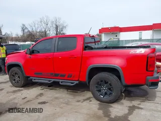 2018 Chevrolet Colorado 4WD Z71 z VIN 1GCGTDEN8J1141945, wystawiony jako IAAI lot #41837680 z przebiegiem 67 686 mil mil oraz . Historia ofert i sprzedaży dostępna na DreamBid. Obrazek 14.