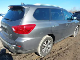 2019 Nissan Pathfinder S z VIN 5N1DR2MM7KC627310, wystawiony jako IAAI lot #42064061 z przebiegiem 110 353 mil mil oraz . Historia ofert i sprzedaży dostępna na DreamBid. Obrazek 4.