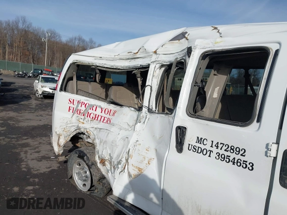 2015 Chevrolet Express Passenger LT z VIN 1GAZG1FGXF1172030, wystawiony jako IAAI lot #41510865 z przebiegiem 297 473 mil mil oraz . Historia ofert i sprzedaży dostępna na DreamBid. Obrazek 6.
