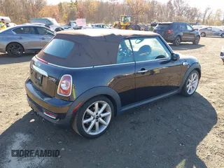 2013 MINI Convertible S z VIN WMWZP3C56DT705074, wystawiony jako IAAI lot #40762024 z przebiegiem 57 685 mil mil oraz . Historia ofert i sprzedaży dostępna na DreamBid. Obrazek 4.