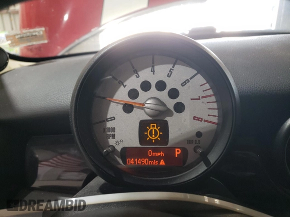 2011 MINI Hardtop z VIN WMWSU3C58BT095542, wystawiony jako Copart lot #57474055 z przebiegiem 41 490 mil mil oraz Szkoda całkowita • Salvage title. Historia ofert i sprzedaży dostępna na DreamBid. Obrazek 9.