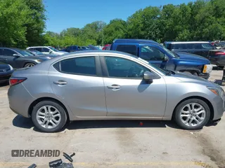 2016 Scion iA z VIN 3MYDLBZV5GY107324, wystawiony jako IAAI lot #42296283 z przebiegiem 105 349 mil mil oraz . Historia ofert i sprzedaży dostępna na DreamBid. Obrazek 14.