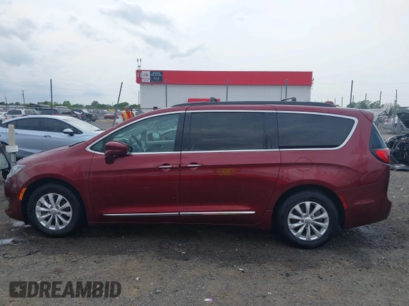 2017 Chrysler Pacifica Touring L z VIN 2C4RC1BG0HR702383, wystawiony jako IAAI lot #42124646 z przebiegiem 141 704 mil mil oraz . Historia ofert i sprzedaży dostępna na DreamBid. Obrazek 14.