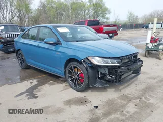 2025 Volkswagen Jetta GLI Autobahn z VIN 3VW2T7BU4SM034805, wystawiony jako IAAI lot #41918116 z przebiegiem 581 mil mil oraz . Historia ofert i sprzedaży dostępna na DreamBid. Obrazek 1.