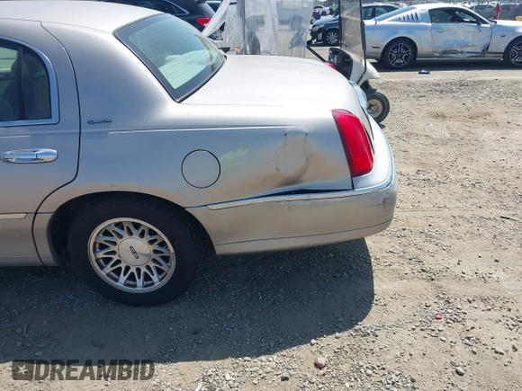 1999 Lincoln Town Car Signature z VIN 1LNHM82WXXY678088, wystawiony jako IAAI lot #42097845 z przebiegiem 174 561 mil mil oraz . Historia ofert i sprzedaży dostępna na DreamBid. Obrazek 13.