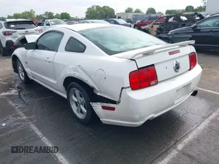 2006 Ford Mustang GT Deluxe z VIN 1ZVFT82H865246421, wystawiony jako IAAI lot #42007809 z przebiegiem 205 896 mil mil oraz . Historia ofert i sprzedaży dostępna na DreamBid. Obrazek 3.
