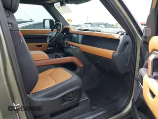 2021 Land Rover Defender z VIN SALEX6RU9M2052319, wystawiony jako IAAI lot #42378394 z przebiegiem 30 822 mil mil oraz . Historia ofert i sprzedaży dostępna na DreamBid. Obrazek 5.