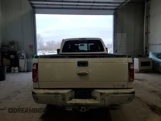 2015 Ford F-250 XLT z VIN 1FT7X2A63FEA10493, wystawiony jako Copart lot #85132974 z przebiegiem 151 845 mil mil oraz Szkoda całkowita • Salvage title. Historia ofert i sprzedaży dostępna na DreamBid. Obrazek 6.