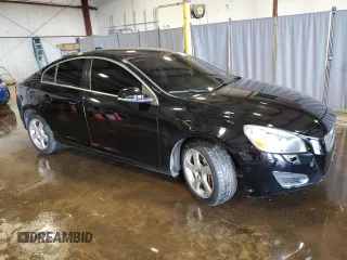 2013 Volvo S60 T5 Premier z VIN YV1612FS1D1220589, wystawiony jako Copart lot #58983665 z przebiegiem 81 341 mil mil oraz Szkoda całkowita • Salvage title. Historia ofert i sprzedaży dostępna na DreamBid. Obrazek 4.