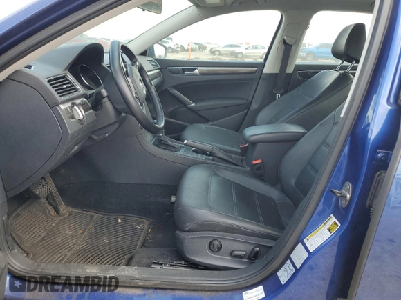 2017 Volkswagen Passat SE z VIN 1VWBT7A34HC005632, wystawiony jako Copart lot #54880335 z przebiegiem 67 425 mil mil oraz Szkoda całkowita • Salvage title. Historia ofert i sprzedaży dostępna na DreamBid. Obrazek 7.