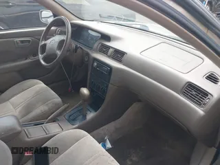 2000 Toyota Camry LE z VIN 4T1BF22K5YU938013, wystawiony jako IAAI lot #42477316 z przebiegiem 239 736 mil mil oraz . Historia ofert i sprzedaży dostępna na DreamBid. Obrazek 5.