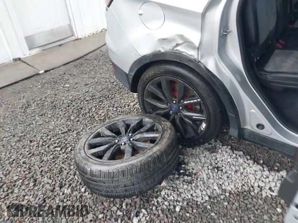 2018 Ford Escape SE z VIN 1FMCU9GD1JUB35184, wystawiony jako IAAI lot #41611285 z przebiegiem 142 267 mil mil oraz . Historia ofert i sprzedaży dostępna na DreamBid. Obrazek 19.