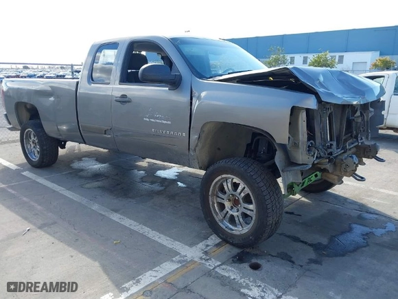 2007 Chevrolet Silverado 1500 LT w/1LT with VIN 1GCEC19J07E580345, listed as a IAAI auction lot 40884974 with 277,971 mi miles. Bid and sale history available at carsss.com. Image 1.