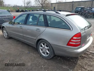 2003 Mercedes-Benz C 240 z VIN WDBRH81J93F394006, wystawiony jako IAAI lot #42061601 z przebiegiem 143 431 mil mil oraz . Historia ofert i sprzedaży dostępna na DreamBid. Obrazek 3.