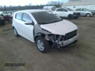 2015 Chevrolet Sonic LT z VIN 1G1JC6SH2F4112262, wystawiony jako IAAI lot #41807097 z przebiegiem 192 899 mil mil oraz . Historia ofert i sprzedaży dostępna na DreamBid. Obrazek 1.