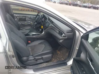 2020 Toyota Camry SE z VIN 4T1G11AK1LU334922, wystawiony jako IAAI lot #41964012 z przebiegiem 135 008 mil mil oraz . Historia ofert i sprzedaży dostępna na DreamBid. Obrazek 5.