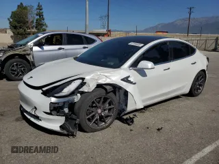 2020 Tesla Model 3 Standard Range Plus z VIN 5YJ3E1EA3LF703717, wystawiony jako Copart lot #57355935 z przebiegiem 41 566 mil mil oraz Szkoda całkowita • Salvage title. Historia ofert i sprzedaży dostępna na DreamBid. Obrazek 1.