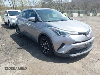 2018 Toyota C-HR XLE z VIN NMTKHMBX5JR046679, wystawiony jako IAAI lot #42068046 z przebiegiem 166 297 mil mil oraz . Historia ofert i sprzedaży dostępna na DreamBid. Obrazek 1.