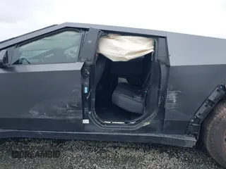 2024 Tesla Cybertruck z VIN 7G2CEHED0RA043898, wystawiony jako IAAI lot #41828143 z przebiegiem 8285 mil mil oraz . Historia ofert i sprzedaży dostępna na DreamBid. Obrazek 22.