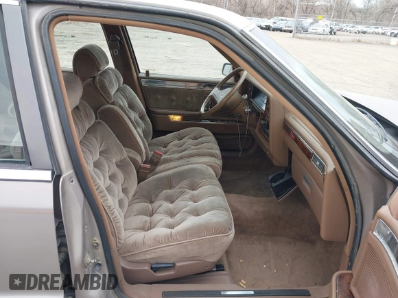1988 Chrysler New Yorker z VIN 1C3BU6639JD209916, wystawiony jako IAAI lot #41744173 z przebiegiem 143 379 mil mil oraz . Historia ofert i sprzedaży dostępna na DreamBid. Obrazek 5.
