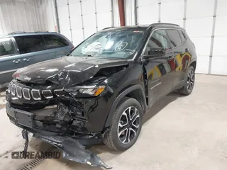 2022 Jeep Compass Limited z VIN 3C4NJDCB5NT223989, wystawiony jako IAAI lot #42482784 z przebiegiem 27 347 mil mil oraz . Historia ofert i sprzedaży dostępna na DreamBid. Obrazek 2.