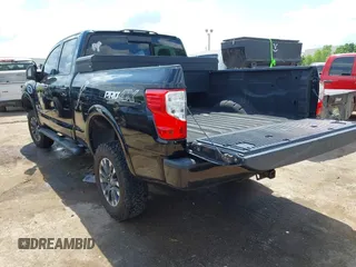 2017 Nissan Titan Platinum Reserve z VIN 1N6AA1F43HN500781, wystawiony jako IAAI lot #42220311 z przebiegiem 133 612 mil mil oraz . Historia ofert i sprzedaży dostępna na DreamBid. Obrazek 3.