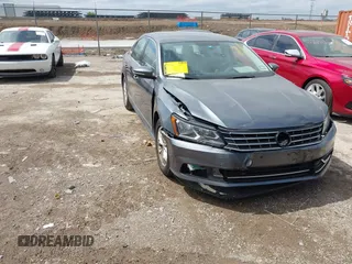 2017 Volkswagen Passat S z VIN 1VWAT7A32HC085122, wystawiony jako IAAI lot #42204880 z przebiegiem 61 935 mil mil oraz . Historia ofert i sprzedaży dostępna na DreamBid. Obrazek 1.