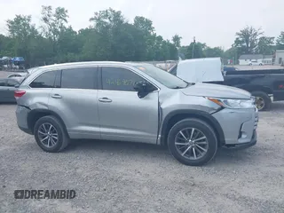 2018 Toyota Highlander SE z VIN 5TDKZRFH4JS544239, wystawiony jako IAAI lot #42429079 z przebiegiem 121 406 mil mil oraz . Historia ofert i sprzedaży dostępna na DreamBid. Obrazek 13.