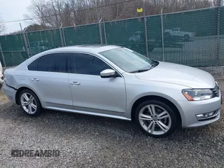 2014 Volkswagen Passat SEL Premium z VIN 1VWCN7A34EC091762, wystawiony jako IAAI lot #41769129 z przebiegiem 106 779 mil mil oraz . Historia ofert i sprzedaży dostępna na DreamBid. Obrazek 13.