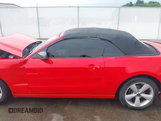 2013 Ford Mustang V6 z VIN 1ZVBP8EM4D5221864, wystawiony jako IAAI lot #42525497 z przebiegiem 130 482 mil mil oraz . Historia ofert i sprzedaży dostępna na DreamBid. Obrazek 15.