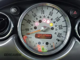 2003 MINI Hardtop S z VIN WMWRE33433TD60388, wystawiony jako IAAI lot #42313209 z przebiegiem 125 869 mil mil oraz . Historia ofert i sprzedaży dostępna na DreamBid. Obrazek 7.