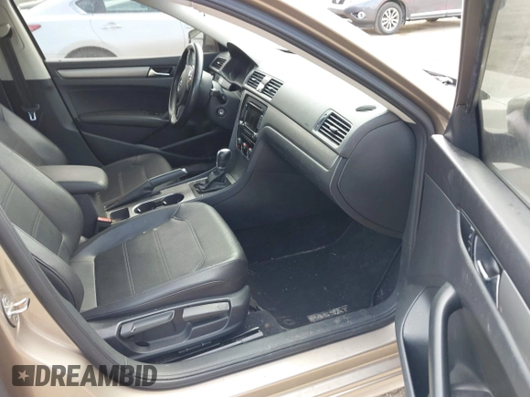 2015 Volkswagen Passat SE z VIN 1VWBV7A3XFC015671, wystawiony jako IAAI lot #41809970 z przebiegiem 192 712 mil mil oraz . Historia ofert i sprzedaży dostępna na DreamBid. Obrazek 5.